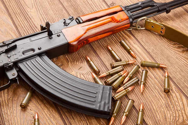 Fucili d'assalto Kalashnikov con munizioni — Foto Stock