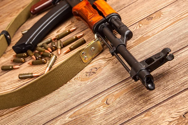 Kalashnikov assault rifles with ammunition — Stock Photo, Image