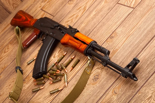 Kalashnikov rifles de asalto con munición — Foto de Stock