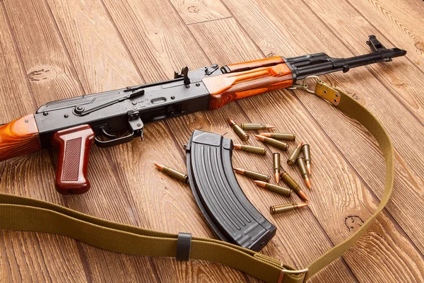 Kalashnikov assault rifles with ammunition — Stock Photo, Image