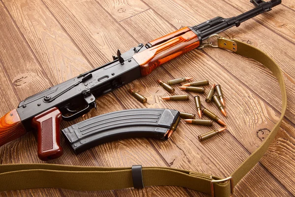 Kalashnikov rifles de asalto con munición — Foto de Stock