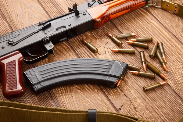 Kalashnikov rifles de asalto con munición — Foto de Stock