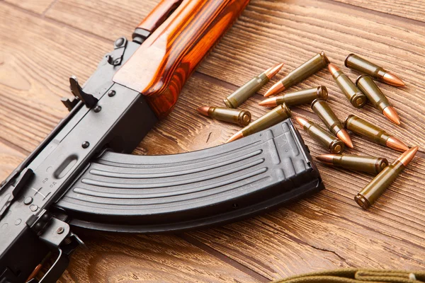 Kalashnikov assault rifles with ammunition — Stock Photo, Image