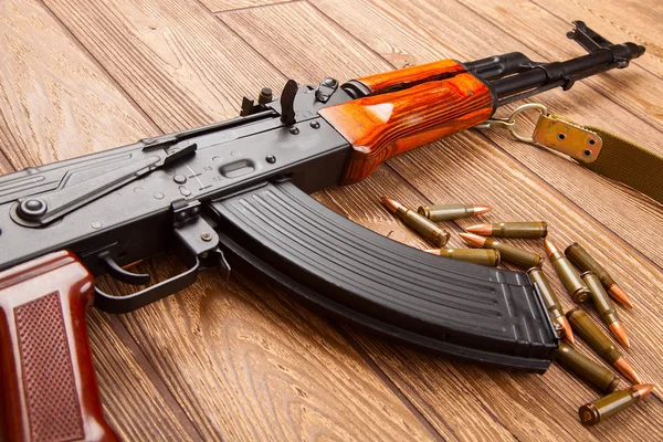 Kalashnikov assault rifles with ammunition — Stock Photo, Image