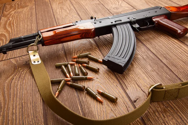 Espingardas de assalto Kalashnikov com munição — Fotografia de Stock