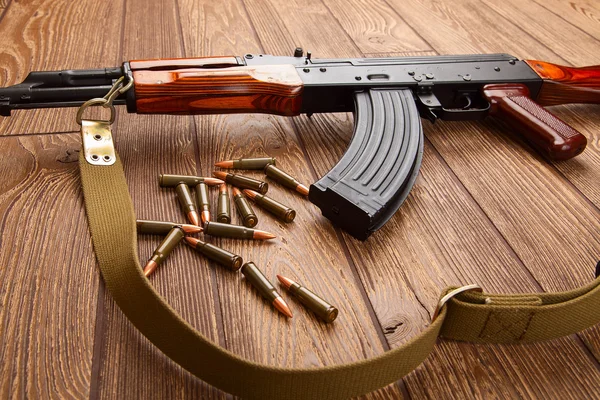 Kalashnikov rifles de asalto con munición — Foto de Stock