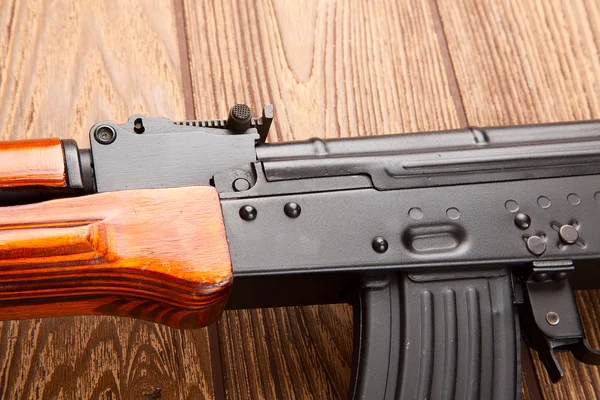 Espingardas de assalto Kalashnikov com munição — Fotografia de Stock