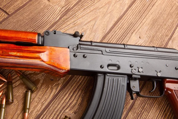 Kalashnikov rifles de asalto con munición —  Fotos de Stock