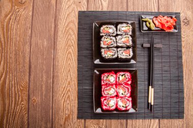 Japon suşi kırmızı havyar ile