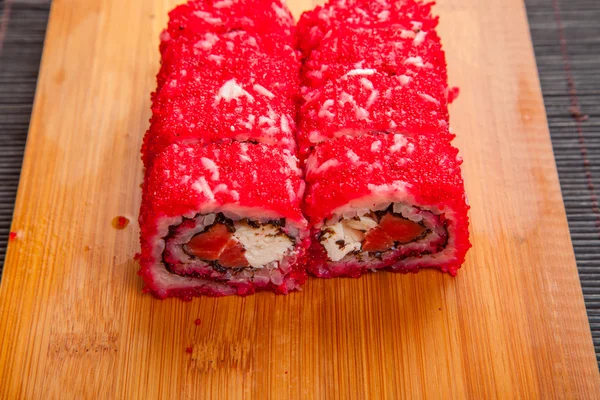 Japonské sushi s červeným kaviárem — Stock fotografie