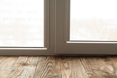 Pencere ve ahşap zemin