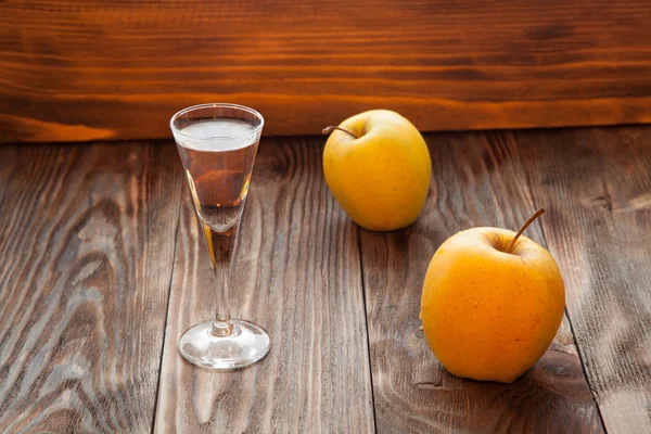 Calvados brendi ve sarı elma ile cam 