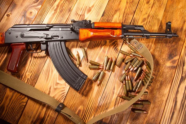 Kalashnikov rifles de asalto con munición — Foto de Stock