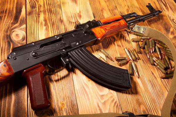 Kalaschnikow-Sturmgewehre mit Munition — Stockfoto
