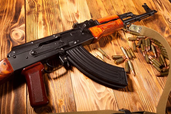 Kalashnikov rifles de asalto con munición —  Fotos de Stock