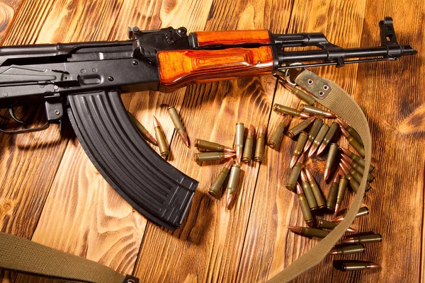 Kalashnikov assault rifles with ammunition — Stock Photo, Image