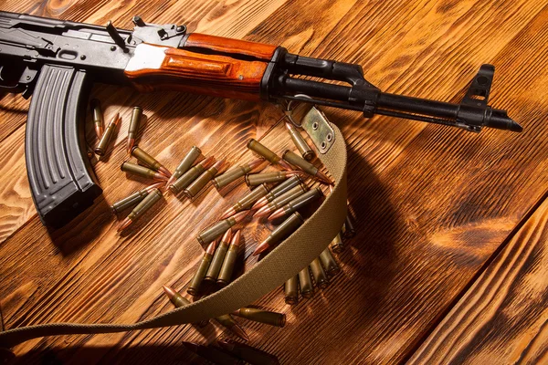 Kalashnikov rifles de asalto con munición —  Fotos de Stock