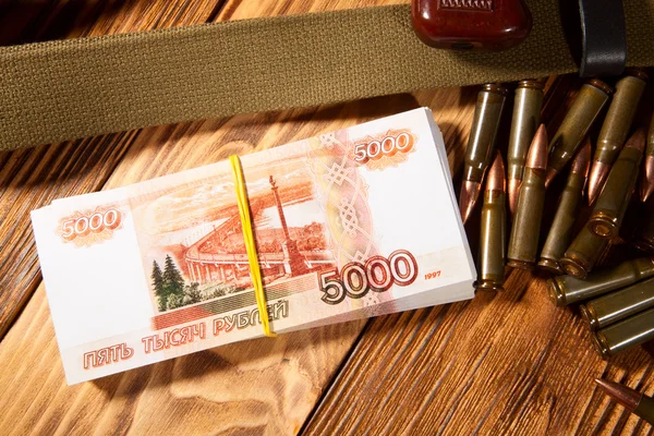 Rublos rusos y municiones — Foto de Stock