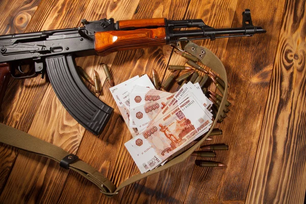 Kalashnikov rifle and Russian rubles — Stock Photo, Image