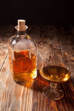 Brendi ve bir cam şişe 