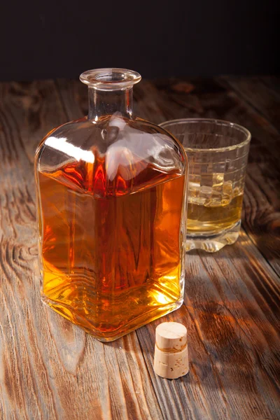 Fles whisky of een glas — Stockfoto