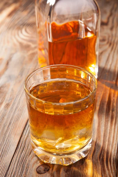 Bottiglia di whisky e un bicchiere — Foto Stock