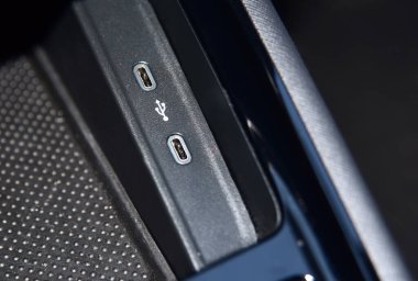 Araç panelinde iki USB C port