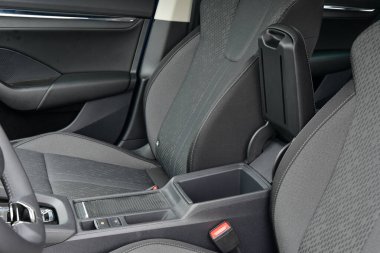 Ön koltuklar arasında bir depo aç