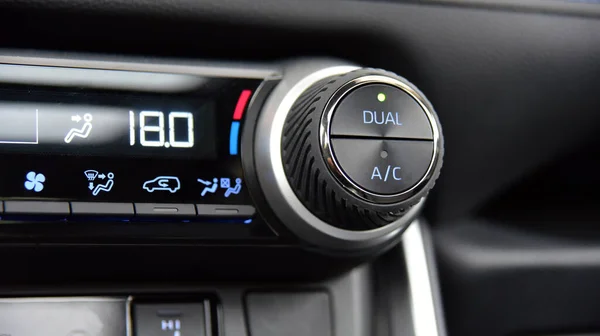 启动仪表盘客车空调机的按钮 — 图库照片