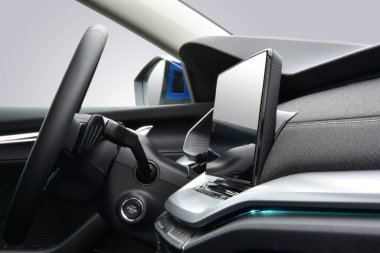 Modern bir arabanın gösterge panelindeki multimedya sistemini göster