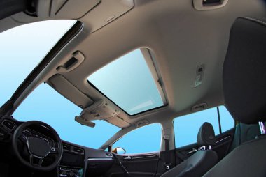 Yolcu vagonunun çatısında bir pencere.