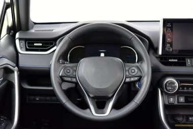 Yeni modern arabanın direksiyonu.