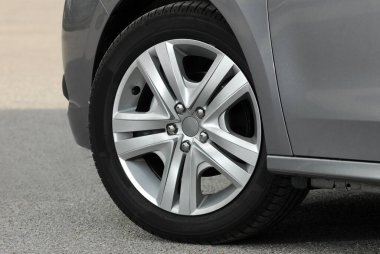 Bu küçük yolcu vagonunda lastik ve alaşım tekerleği var.