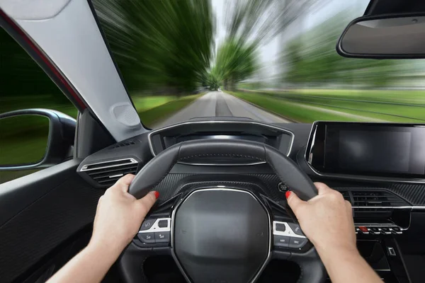 Vrouw Rijdt Snel Een Auto — Stockfoto