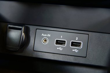 Araç panelinde iki USB girişi ve ses girişi