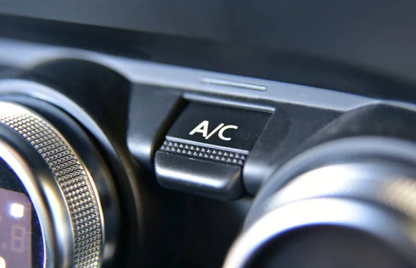 汽车上的自动空调按钮 — 图库照片