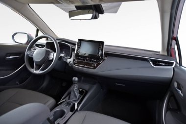 Modern bir arabanın gösterge paneli