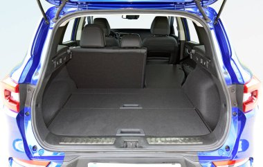 Arka koltukları katlanmış bir araba bagajı.