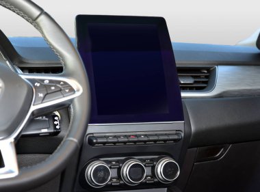 Modern bir arabanın gösterge panelindeki multimedya sistemini göster