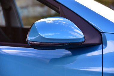 Yan aynada araba sinyali var.