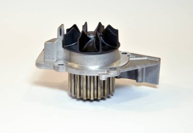 Otomatik su pompası beyaz arkaplanda izole edildi