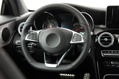 Yeni modern arabanın direksiyonu.