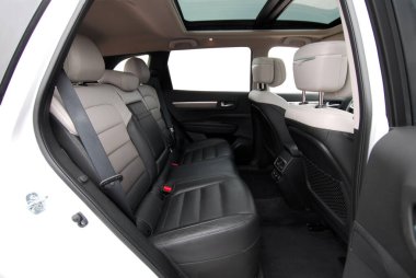 Lüks bir yolcu arabasının arka koltukları.