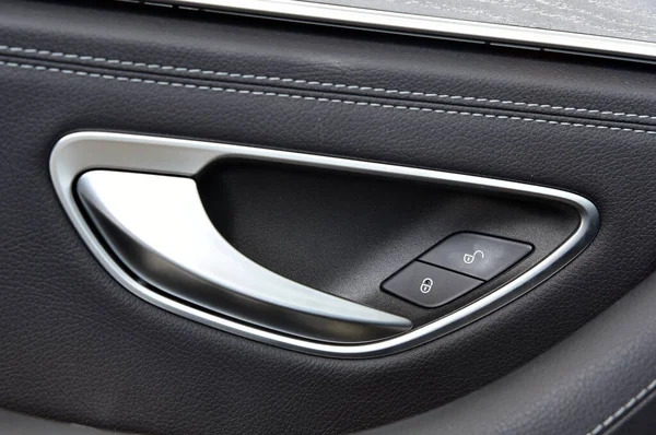 Araba kapısı kolu ve merkezi kilitleme