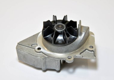 Otomatik su pompası beyaz arkaplanda izole edildi