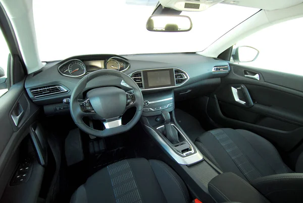 Arabanın içi, önü.