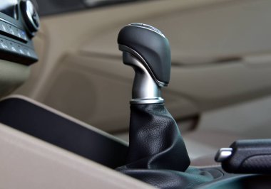 Yolcu vagonunda manuel vites kolu. Elle vites değiştirme.