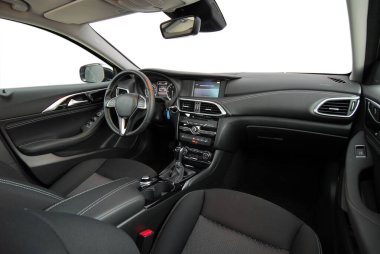 Lüks bir yolcu vagonunun enstrümanlarıyla dolu bir tahta.