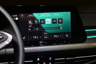 Lüks araba konsolunun üzerindeki araba havalandırma paneli. Araba iklimi kontrolü.