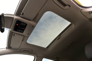 Yolcu vagonunun çatısında bir pencere.